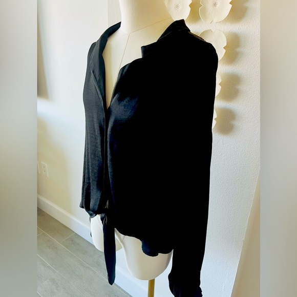 Pretty black blouse size large - Picture 3 of 6